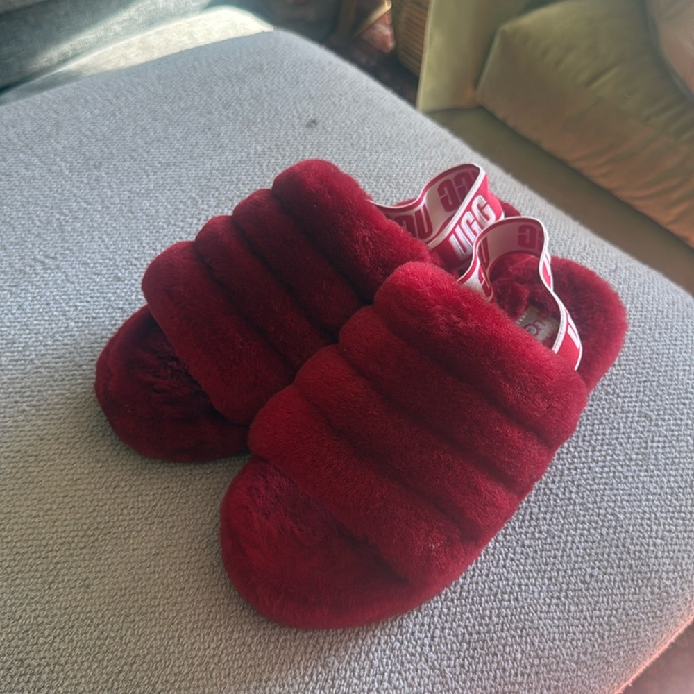 Ugg fluffy slippers ❤️❤️❤️